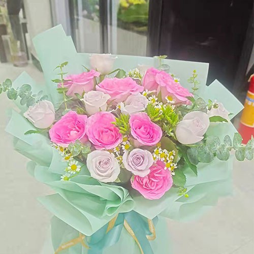 雪山 白玫 满天星 花束